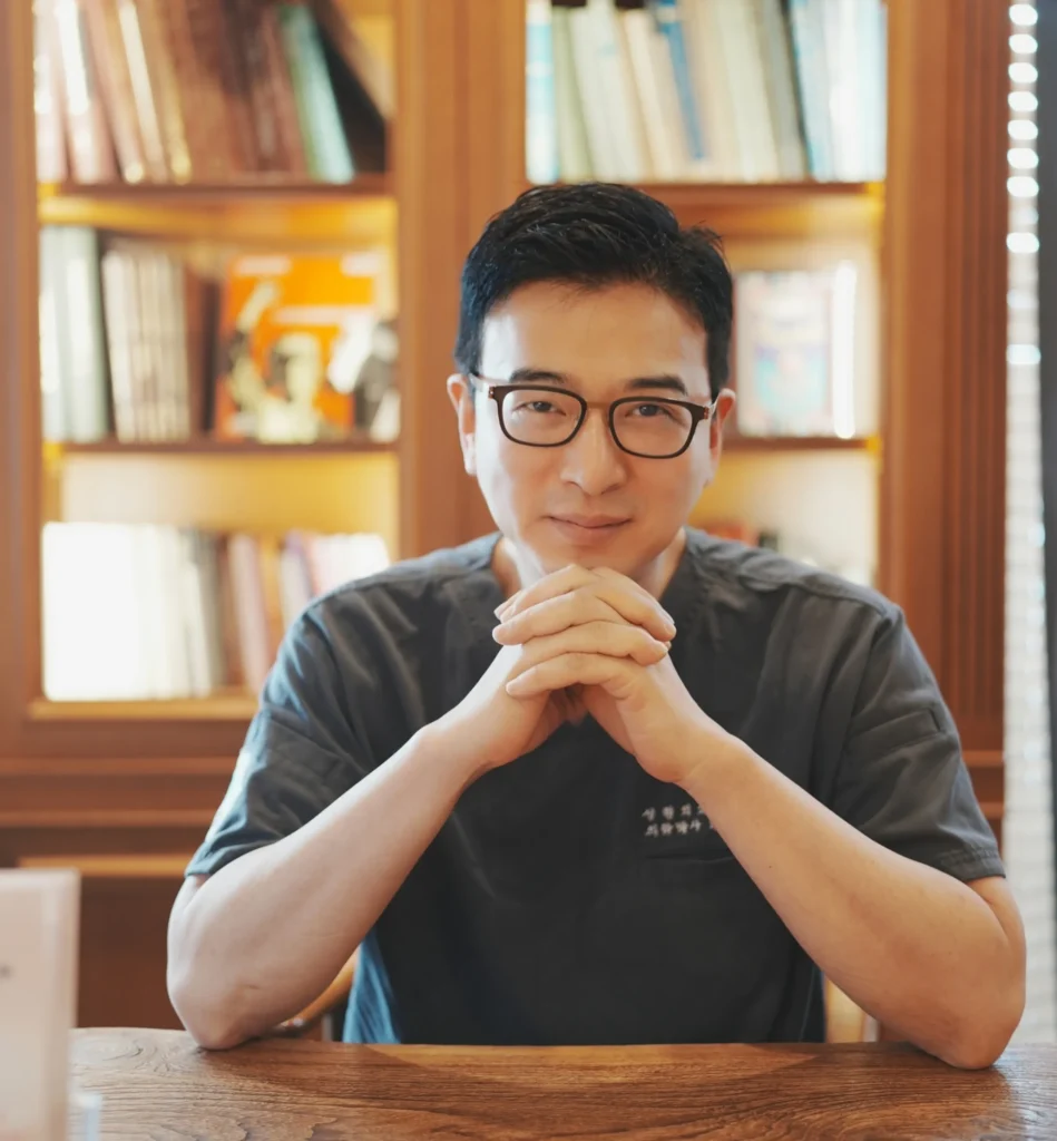 의사사진 의사프로필 비온성형외과 의학박사 황귀환 원장