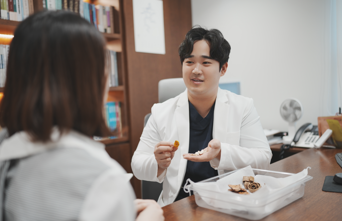 한의원 진료 의사사진